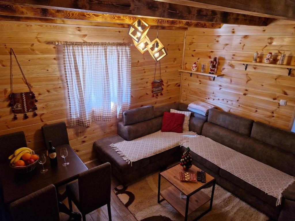 un salon avec un canapé et une table dans l'établissement Cozy Home Small bear, à Žabljak