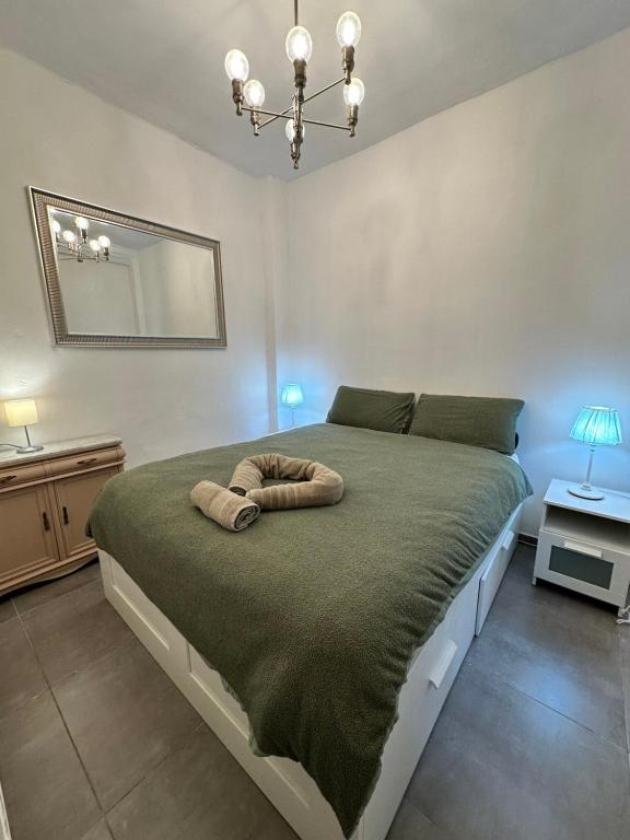 een slaapkamer met een groot bed met een kussen erop bij Dulces Sueños Ruzafa in Valencia