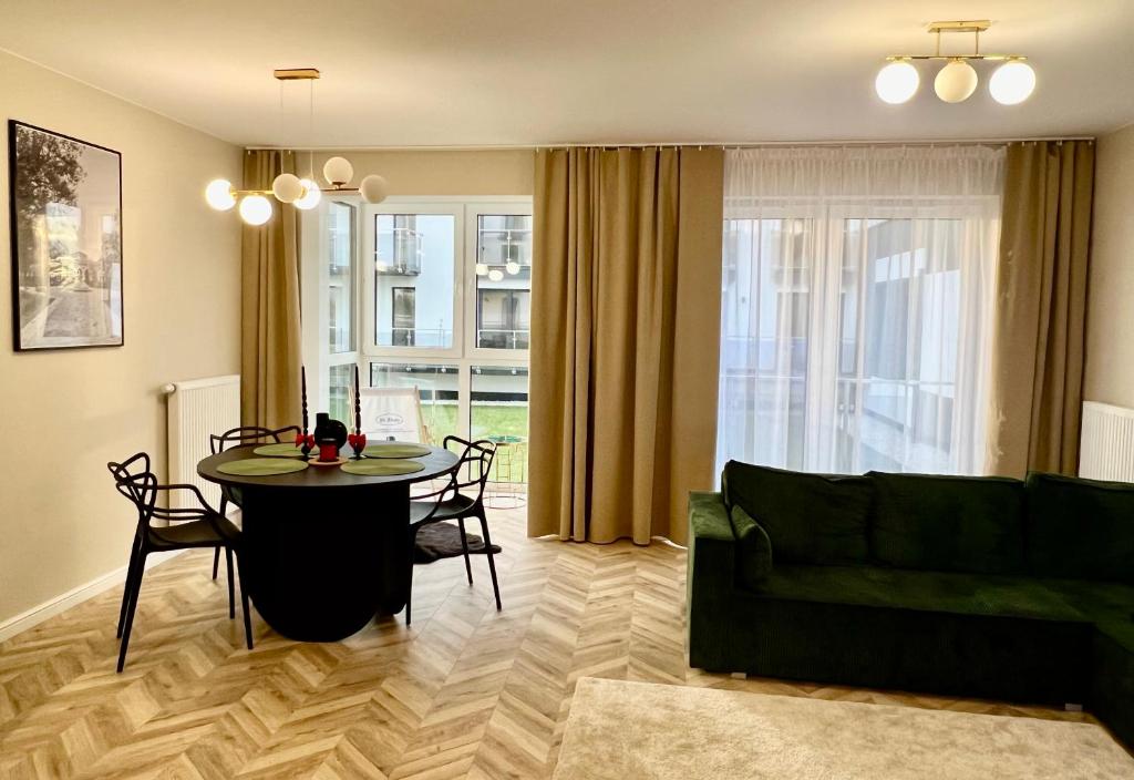 uma sala de estar com uma mesa e um sofá em Apartament Twój ZDRÓJ & SPA Dr Duda em Busko-Zdrój