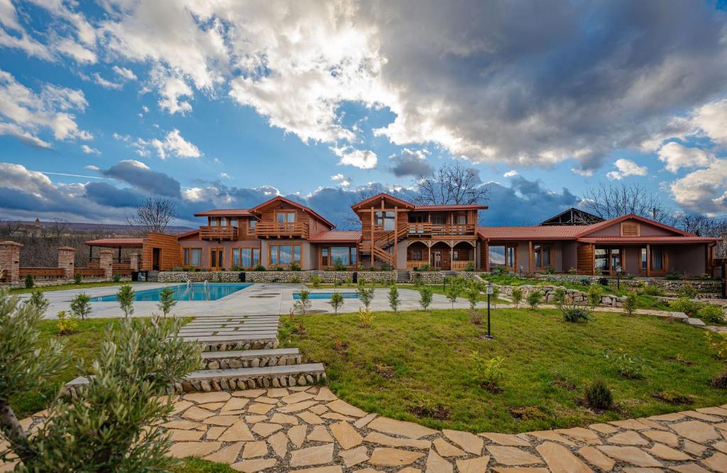 una casa grande con piscina frente a ella en Serodani, en Telavi