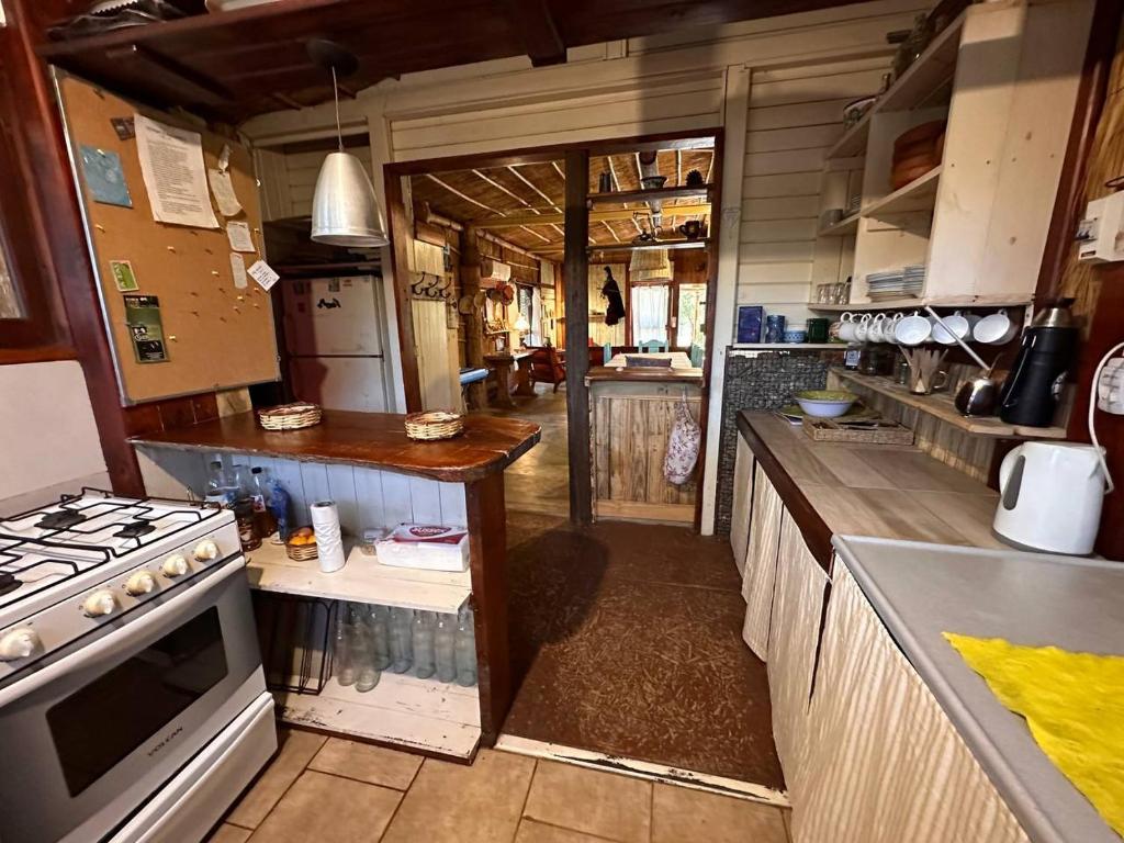 Una cocina o kitchenette en Eco-Hostel Lo de Lola