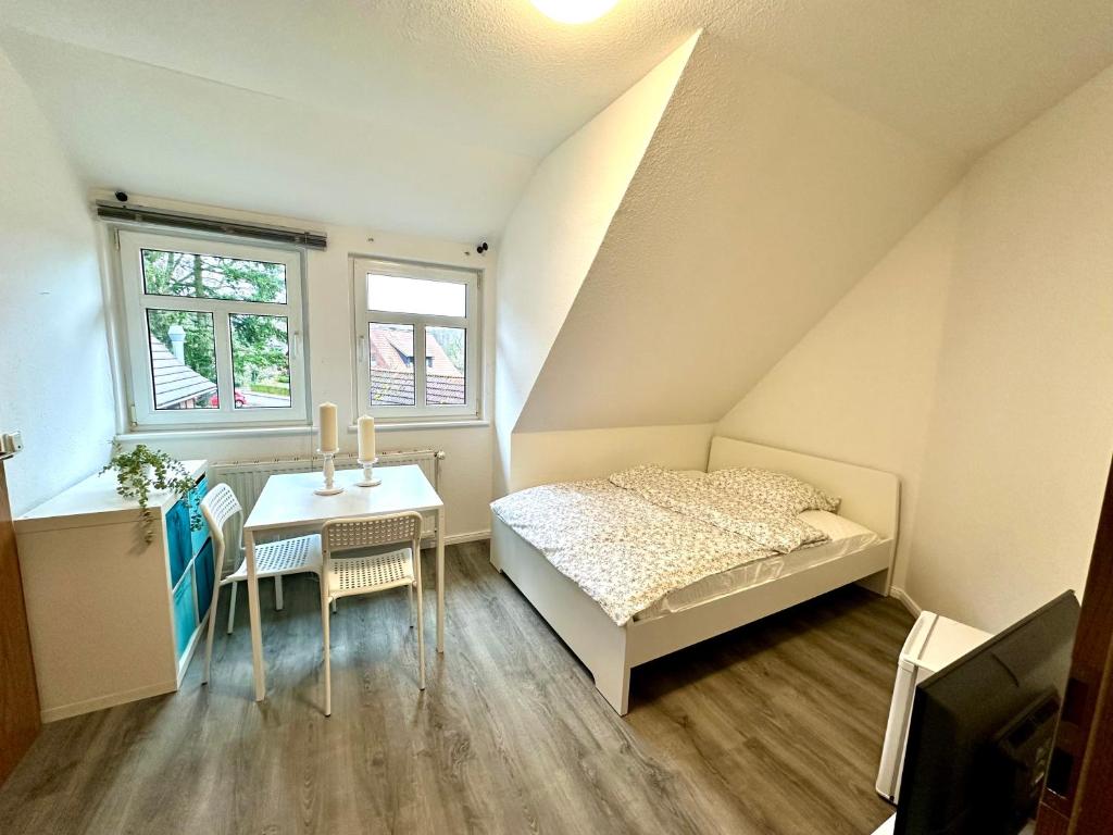 Visselhövede的住宿－Monteur-Zimmervermietung Visselhövede，一间小卧室,配有一张床和一张桌子