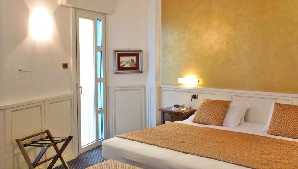 Postel nebo postele na pokoji v ubytování Termini Beach Hotel & Suites