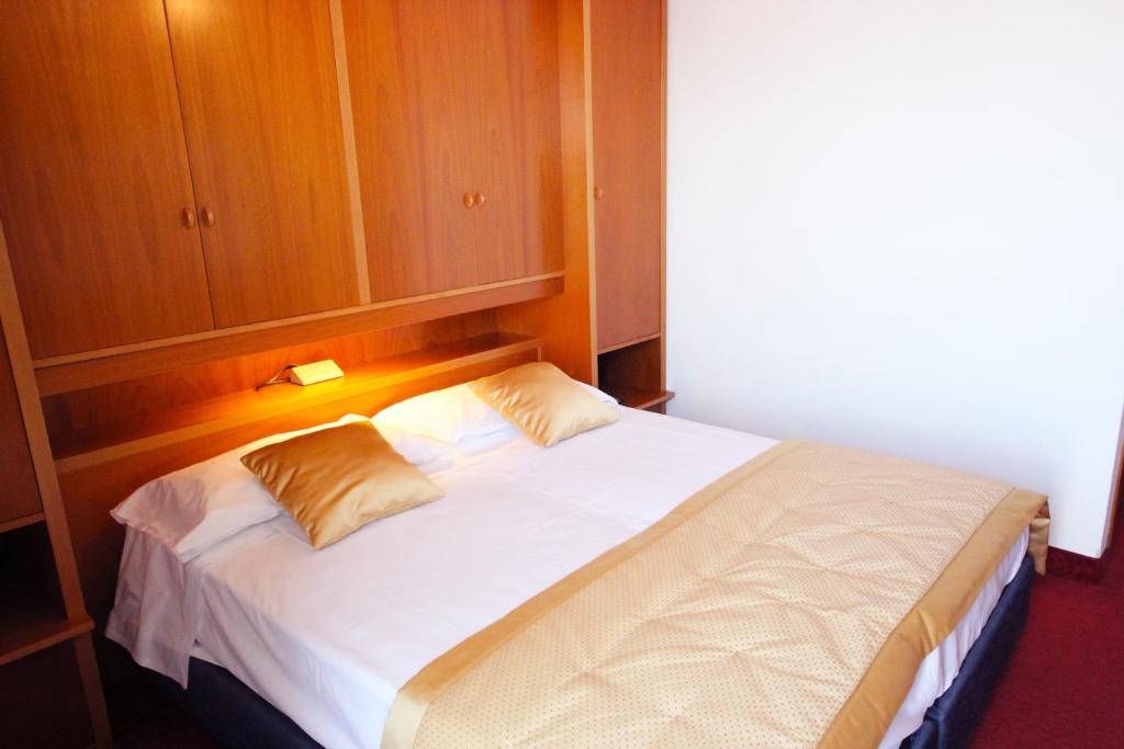 Postel nebo postele na pokoji v ubytování Termini Beach Hotel & Suites
