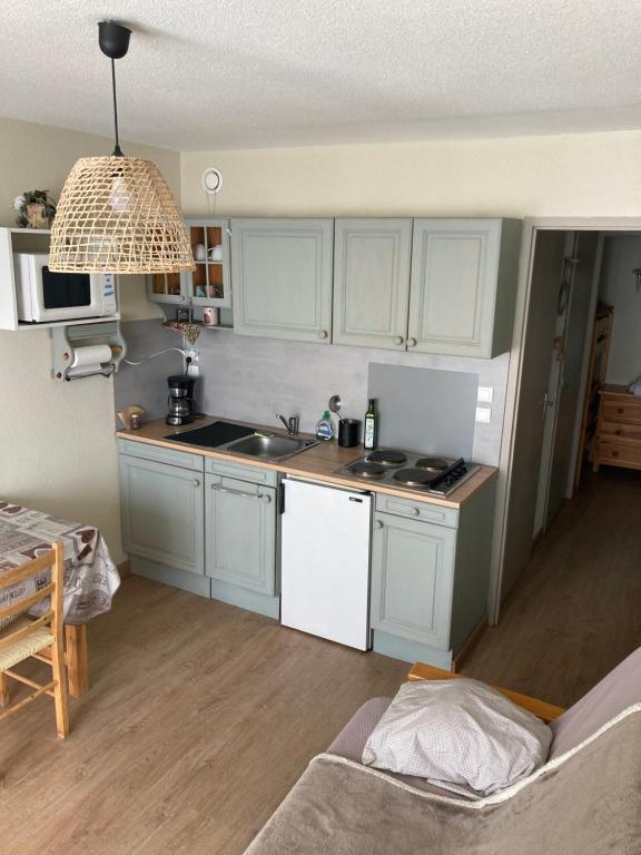 A kitchen or kitchenette at Appartement Les angles