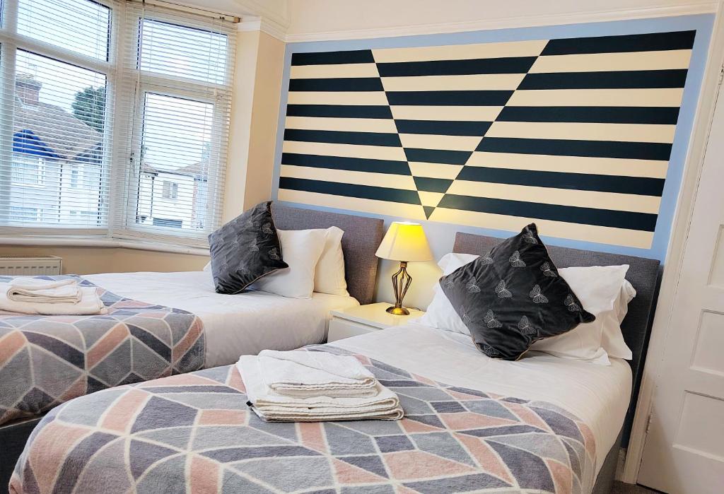 מיטה או מיטות בחדר ב-Epicsa - 3 Bedroom Family & Corporate Stay, Garden and FREE parking