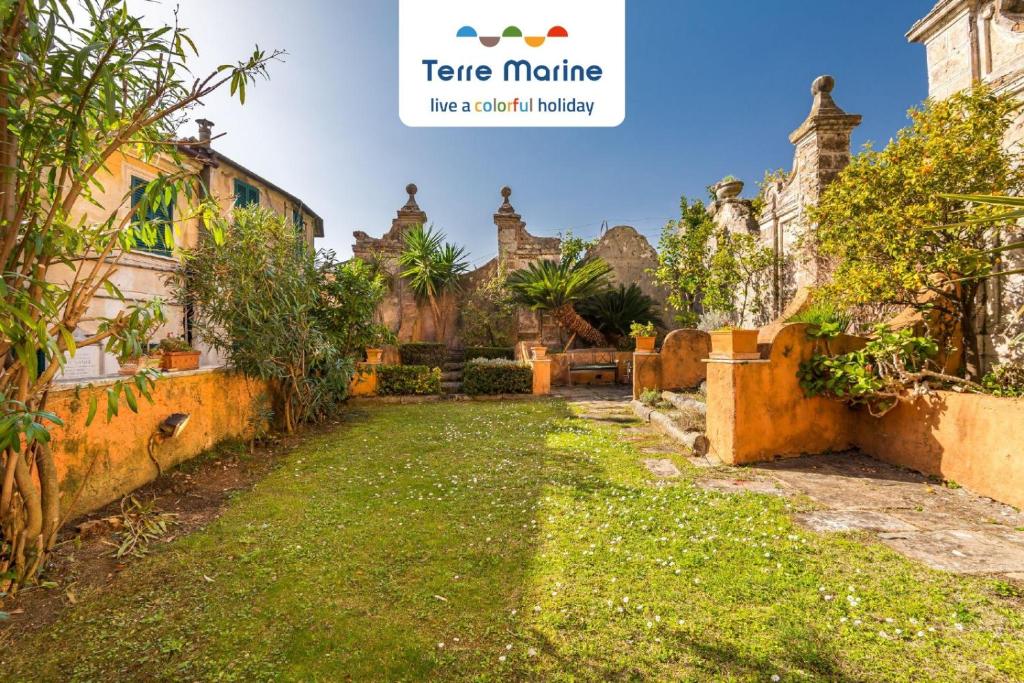 a courtyard of a villa in a resort at Il Giardino Segreto, Terre Marine in Lerici