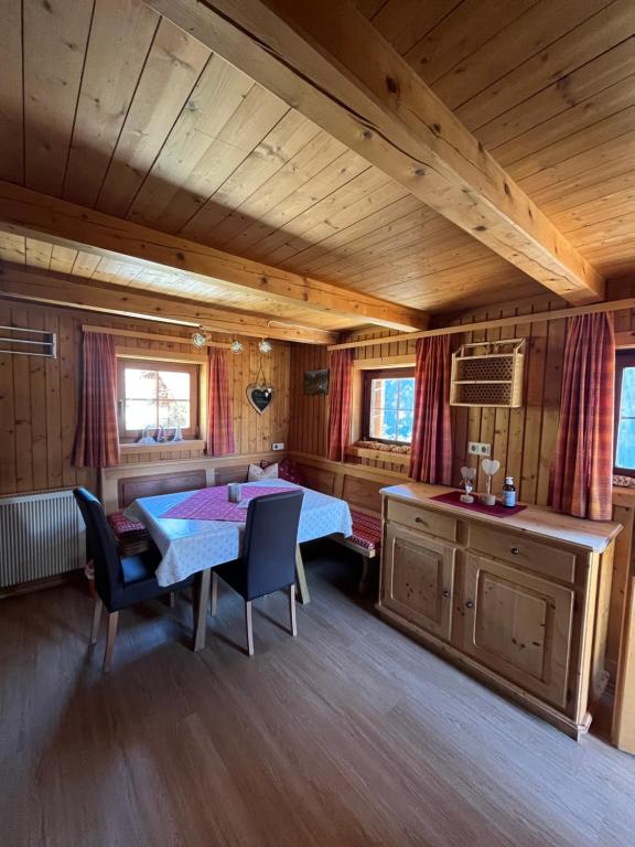 ein Esszimmer mit einem Tisch und Stühlen in einem Zimmer in der Unterkunft Mühle in Görtschach in Sankt Veit in Defereggen