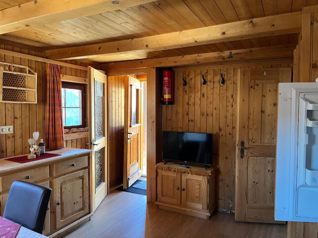 Televízia a/alebo spoločenská miestnosť v ubytovaní Mühle in Görtschach
