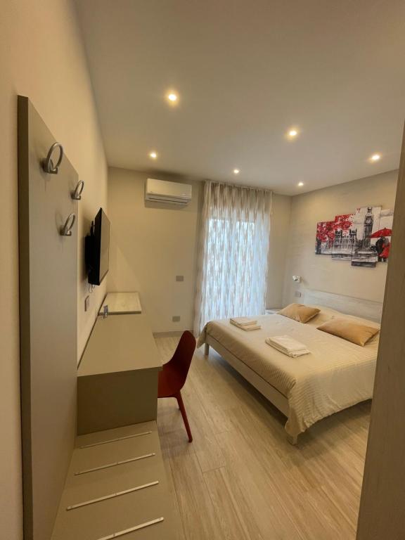 una camera da letto con un letto e una scrivania con un computer di Ro&Ro Napoli luxury rooms a Napoli