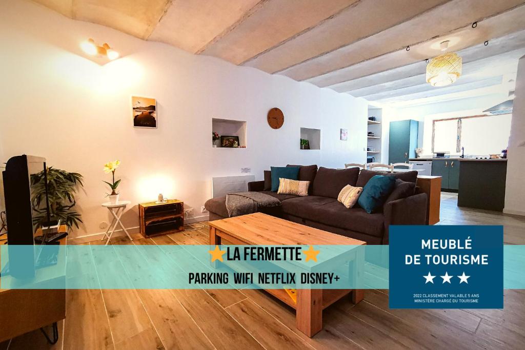 - un salon avec un canapé et une table dans l'établissement LA FERMETTE - Wifi - Parking - Netflix - Disney+, à Saint-Jorioz