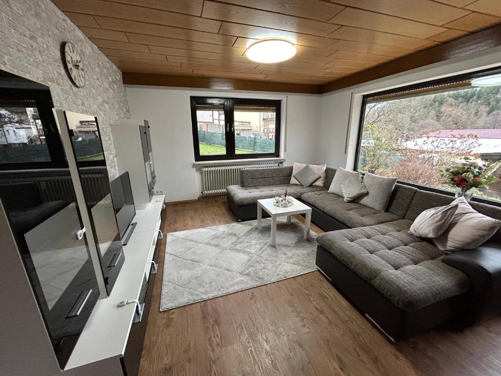 sala de estar con sofá y mesa en Ferien- und Monteurwohnung Zum Waldblick, en Wald-Michelbach