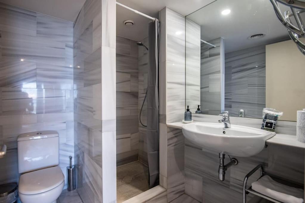Kúpeľňa v ubytovaní Unique Rentals-Seafront Luxe Suites