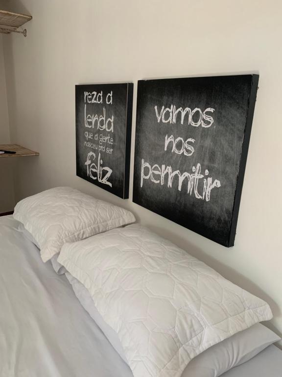 A bed or beds in a room at Almas Gêmeas suíte