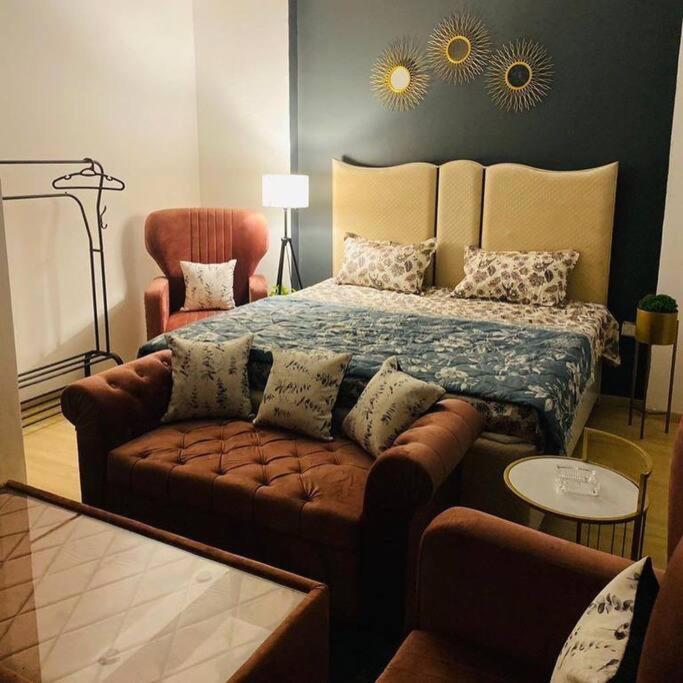 Llit o llits en una habitació de Roseate by Kapoor Regency
