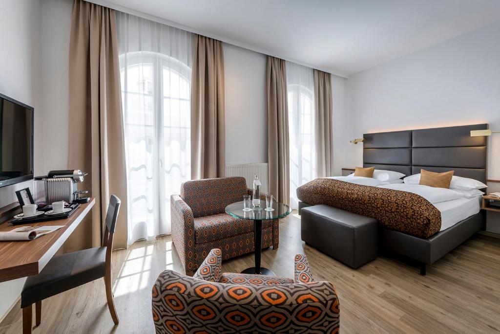 Postel nebo postele na pokoji v ubytování IMLAUER Hotel Nestroy Wien