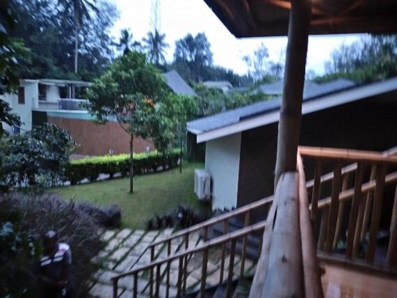 vistas a un patio con una casa y una valla en Michael Leisure & Ayurveda Retreat en Thiruvananthapuram