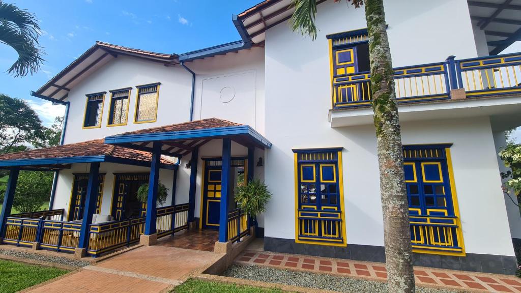 キンバヤにあるLA ALBACEAの青い扉と黄色のアクセントが施された家