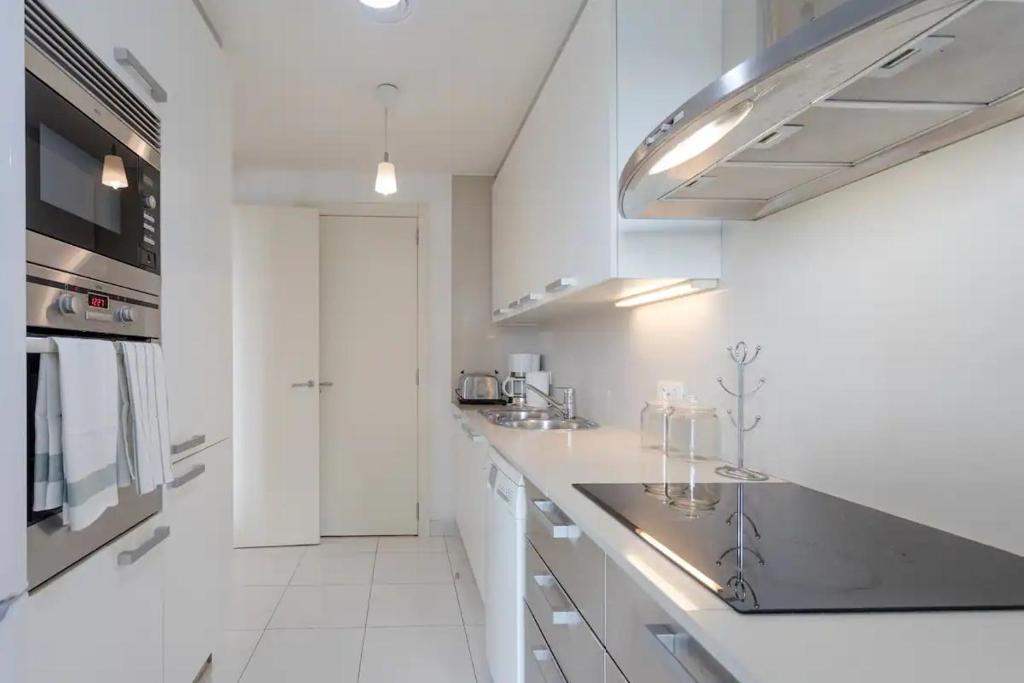Kuchyňa alebo kuchynka v ubytovaní Unique Rentals-Seafront Luxe Suites