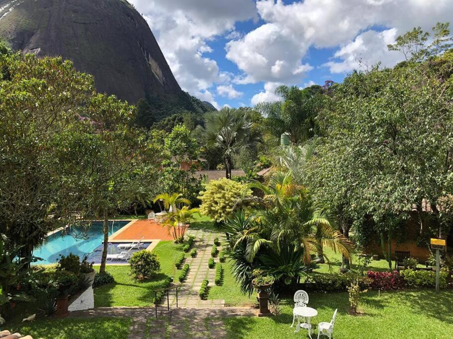 ein Resort mit einem Pool und einem Berg im Hintergrund in der Unterkunft Casa na Serra incrivel com vista para as montanhas in Petrópolis