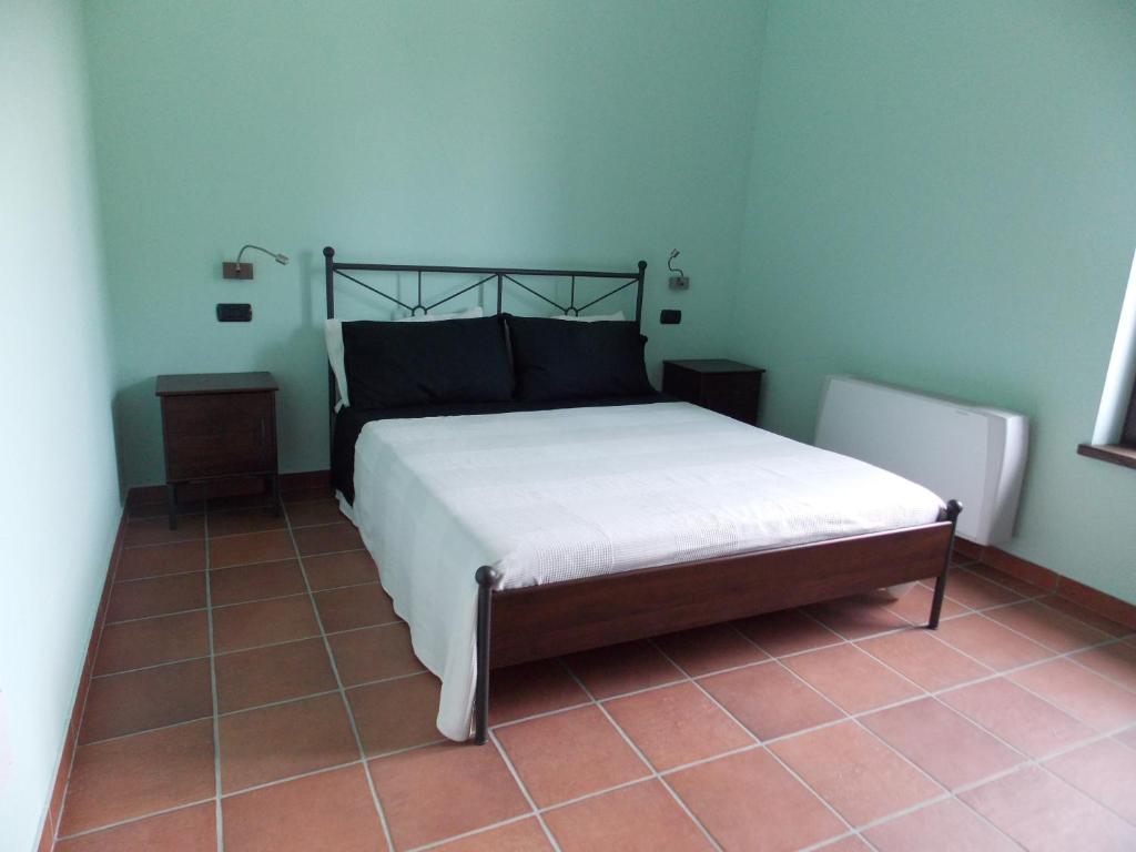 sypialnia z łóżkiem w niebieskim pokoju w obiekcie Agriturismo La Farazzina w mieście Oleggio