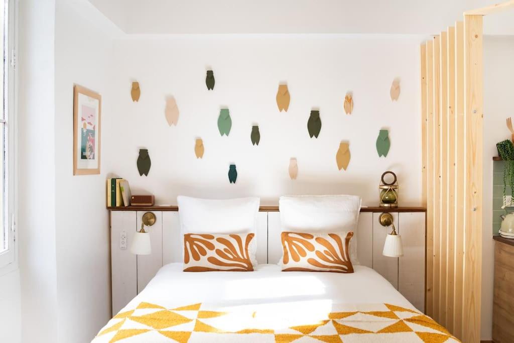 une chambre avec un lit avec deux oreillers dans l'établissement 2SAIN 2 Studio Familial Paradis by Maison Acacia, à Marseille