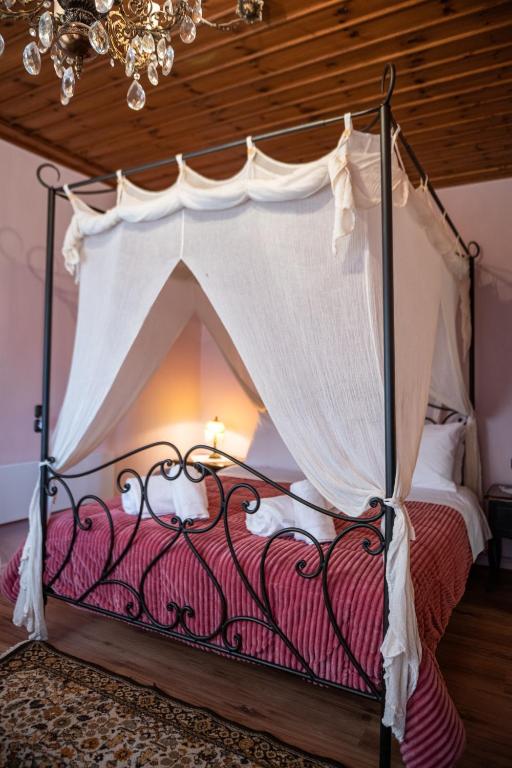 Posteľ alebo postele v izbe v ubytovaní Gorianades Traditional House