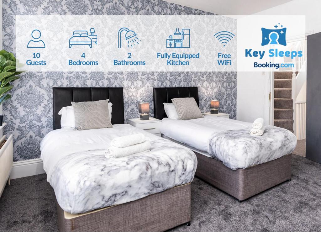 Tempat tidur dalam kamar di Four Bedroom Large Contractor House By Keysleeps Short Lets Derby