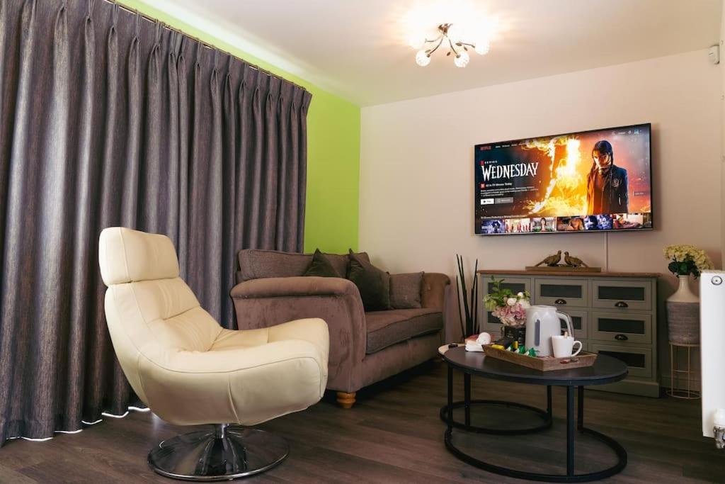 a living room with a couch and a tv at Luxury 4Bed Townhouse - Parking+Wi-Fi+Amenities in Nuneaton