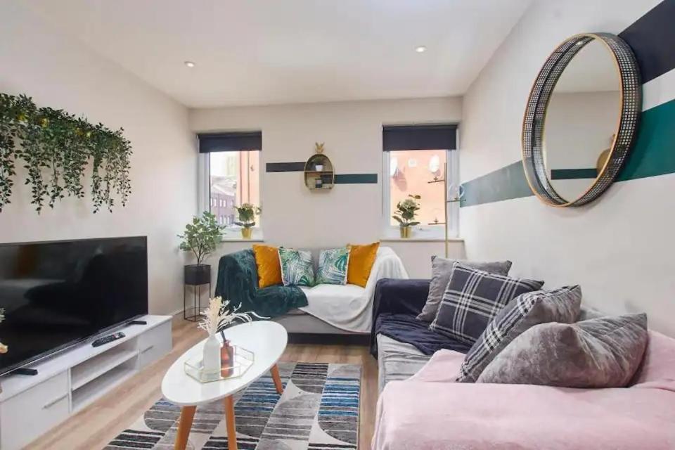 a living room with a couch and a mirror at Adorable 1 Bedroom Flat in Leeds - Sleeps 4 in Leeds