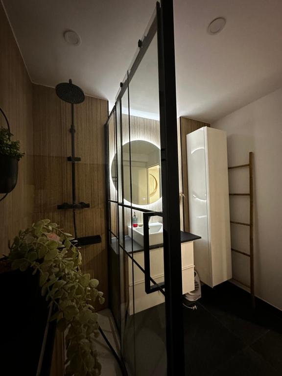 a room with a refrigerator and a plant in it at Appartement Port Marianne/Arenes in Montpellier