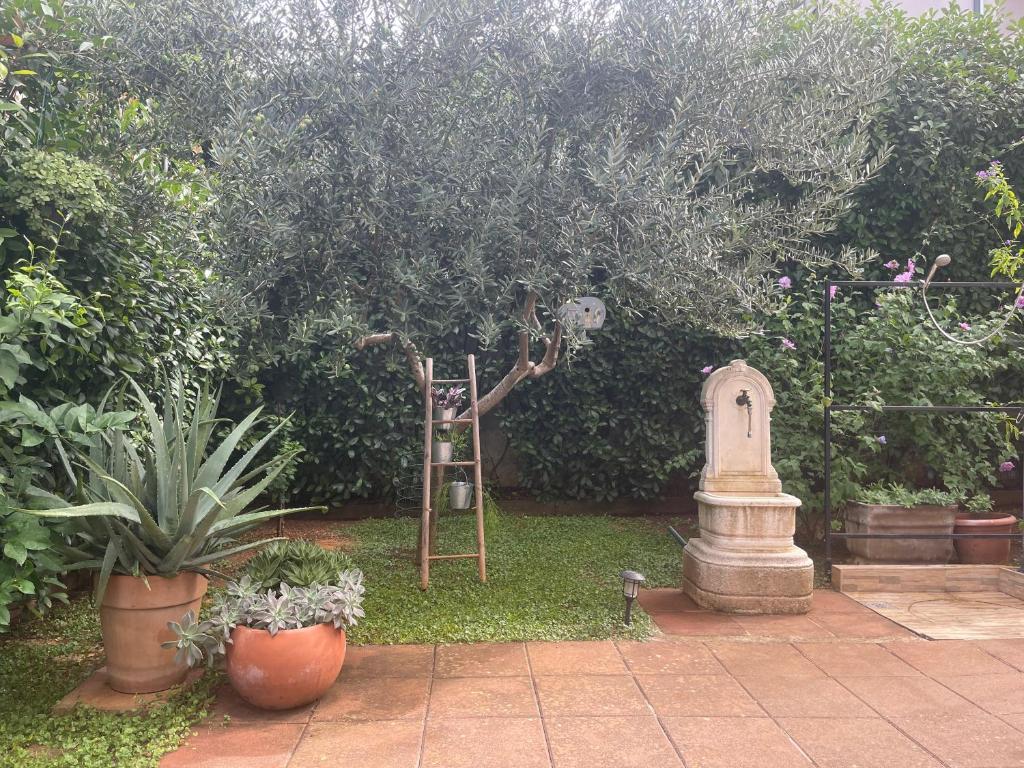 un jardin avec une statue et un arbre dans l'établissement Apartment With Terrace And Garden Next To Marjan Park - free bikes, à Split