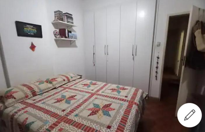 1 dormitorio con 1 cama con edredón en Quarto confortável em Copacabana en Río de Janeiro
