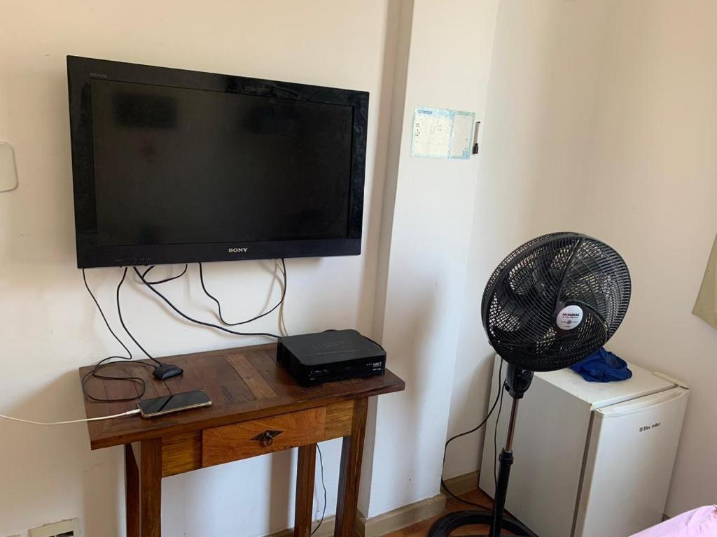 TV a/nebo společenská místnost v ubytování Quarto confortável em Copacabana