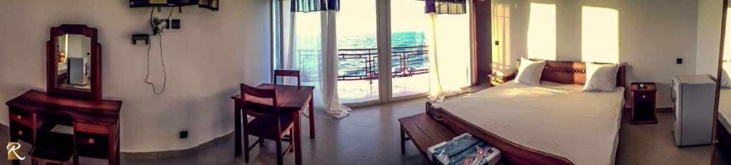 sypialnia z łóżkiem i balkonem w obiekcie Annexe RAOOF HOTEL w mieście Mahajanga