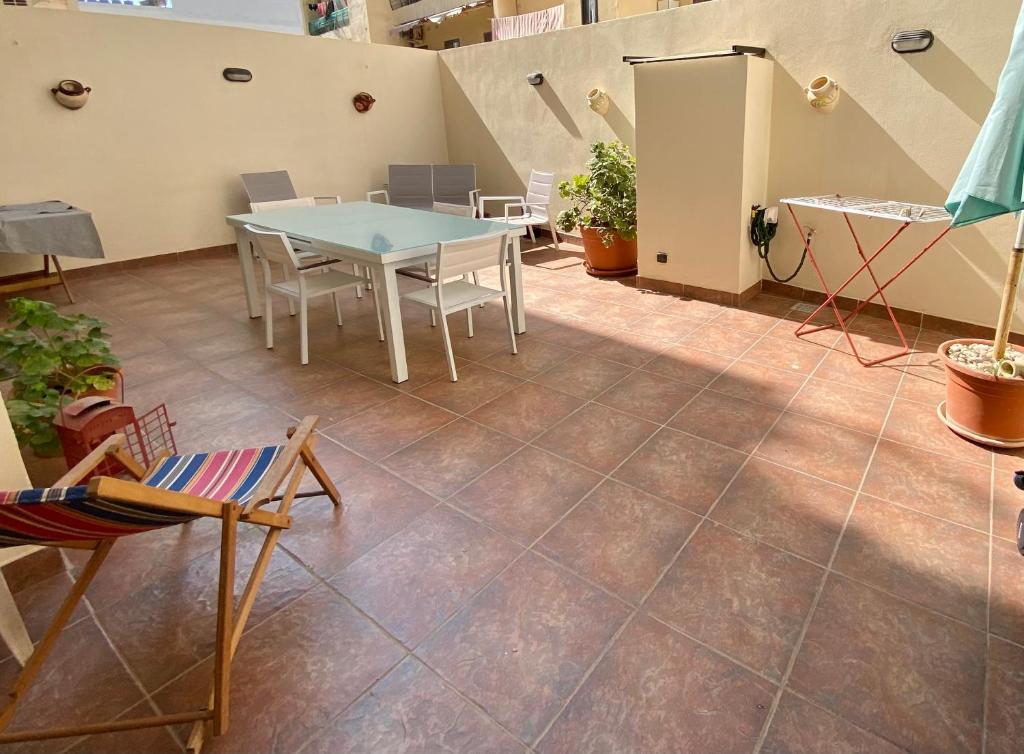 Cette chambre dispose d'une table et de chaises. dans l'établissement Holiday Home in St. Paul’s Bay, à San Pawl il-Baħar