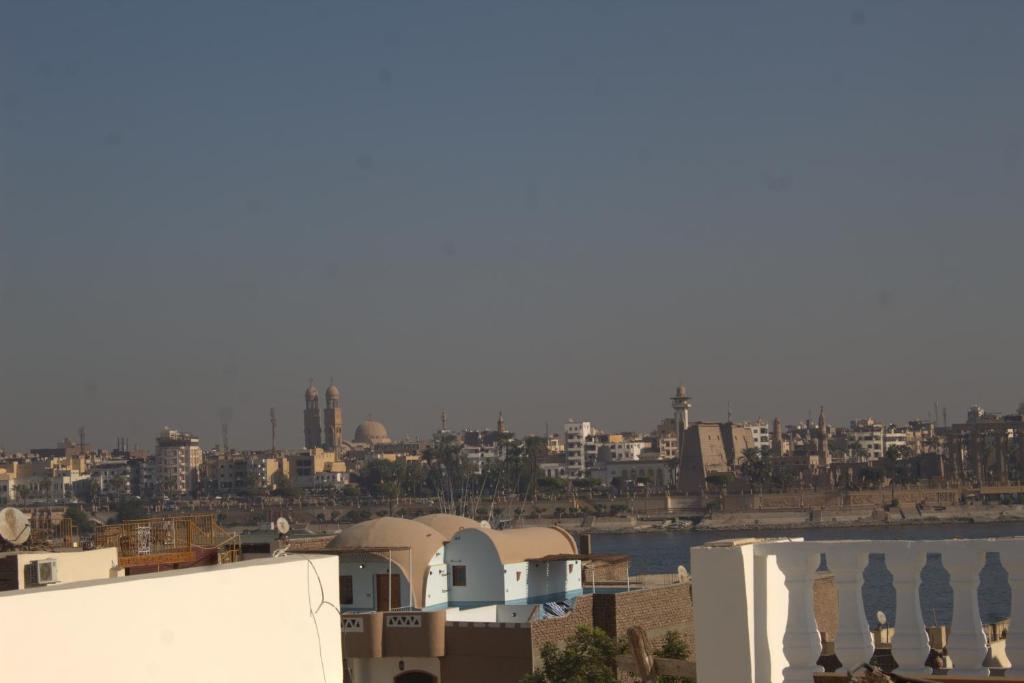 vista sulla città dal tetto di un edificio di Morning Start Apartments a Luxor