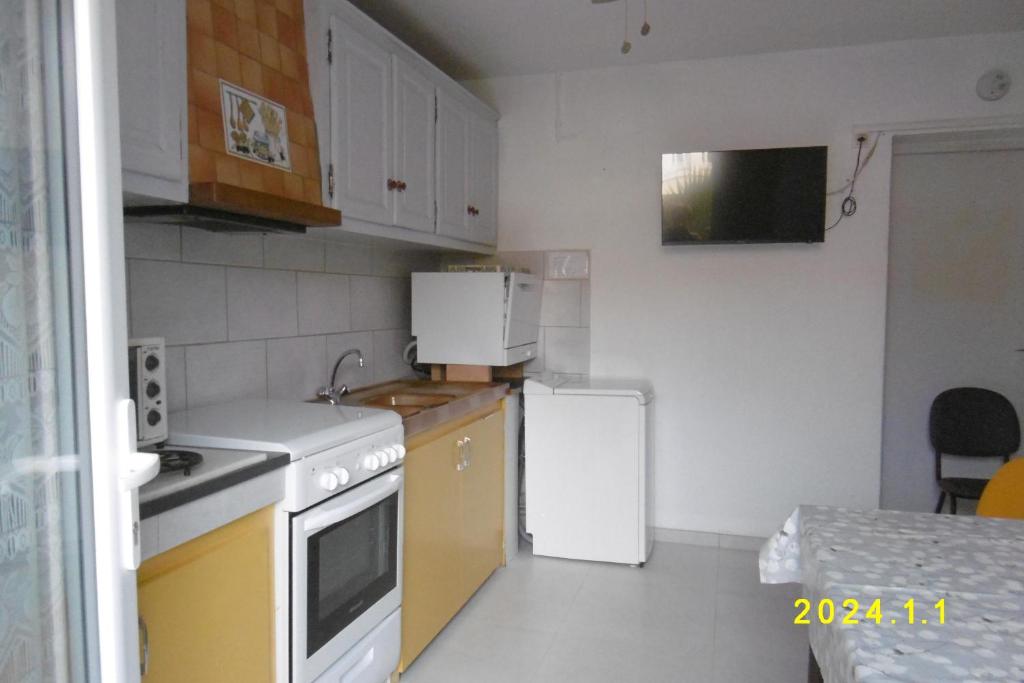Kuchyň nebo kuchyňský kout v ubytování rez de chaussée studio climatisé dans villa