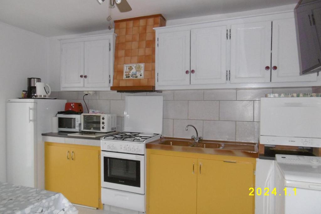 Kuchyň nebo kuchyňský kout v ubytování rez de chaussée studio climatisé dans villa