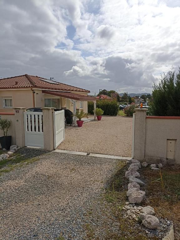 une maison avec un portail blanc et une allée dans l'établissement Villa Marcus, à Castelnau-Magnoac