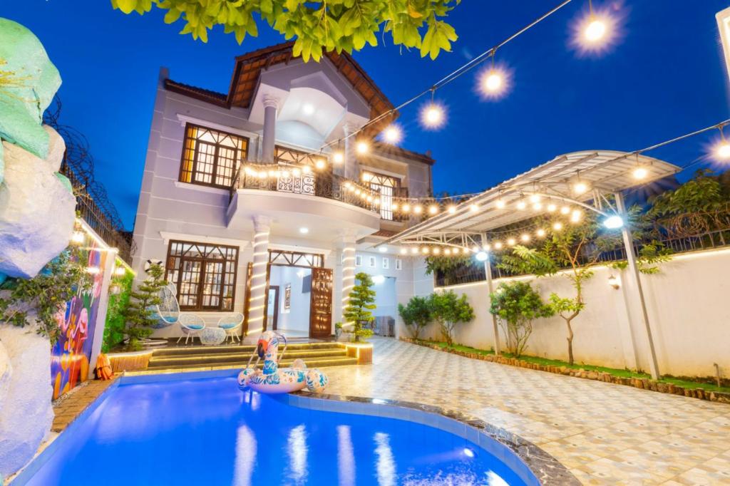 eine Villa mit Swimmingpool bei Nacht in der Unterkunft Villa Hồ Bơi Bãi Sau - Free Loa Kéo + Bida - Gần Biển - 10/11B LLQ in Vũng Tàu