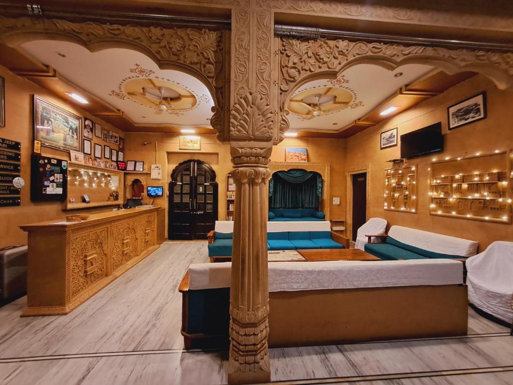 ein Schlafzimmer mit einem großen Bett in einem Zimmer in der Unterkunft Hotel Tokyo Palace in Jaisalmer