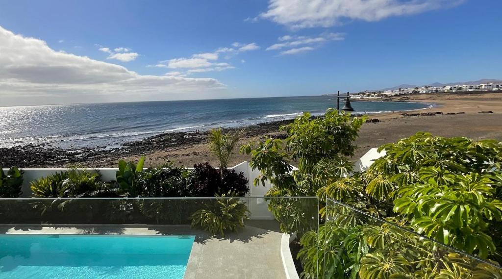 Pogled na bazen u objektu Villa del Mar Lanzarote - Luxury Beachhouse ili u blizini