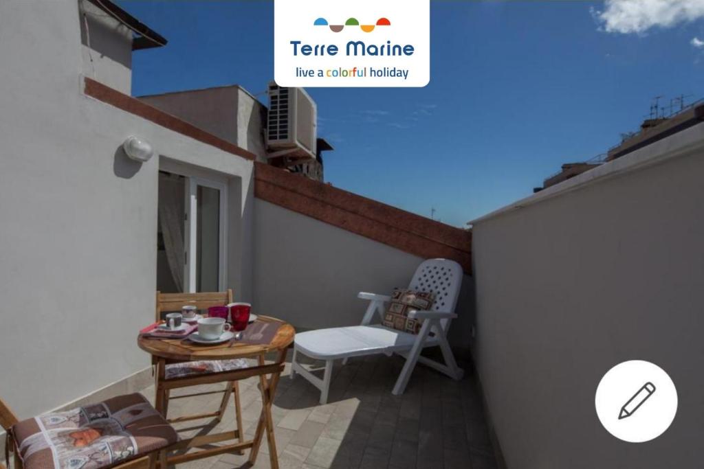 un piccolo patio con tavolo e sedie sul balcone di Il Cielo in una Stanza, Terre Marine a La Spezia
