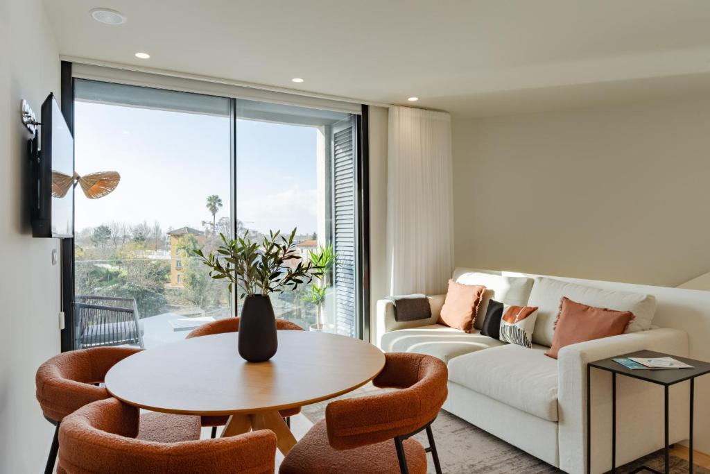 a living room with a couch and a table at Feel Porto Corporate Housing Boavista in Porto
