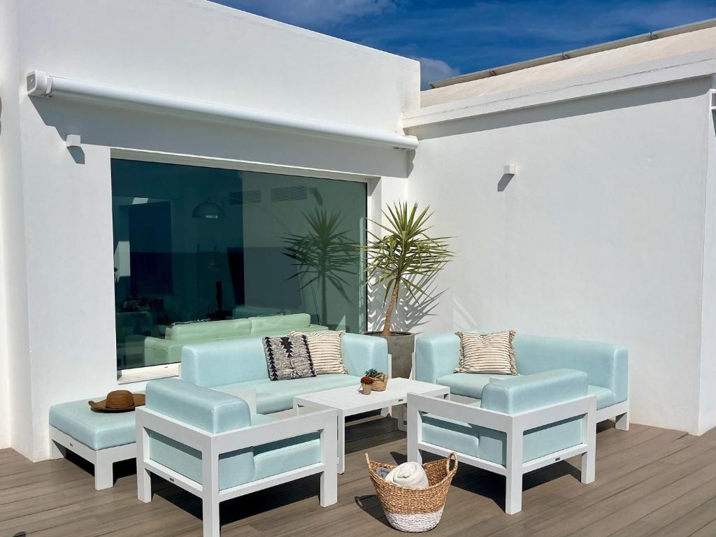 A seating area at Villa del Mar Lanzarote - Luxury Beachhouse