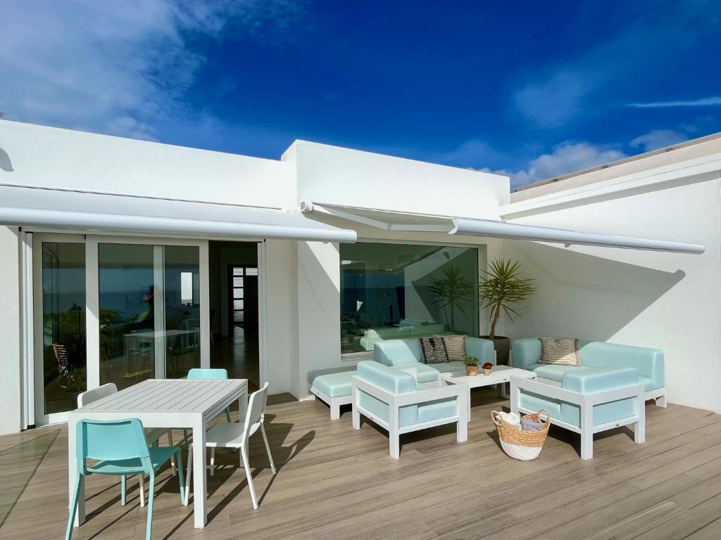 A seating area at Villa del Mar Lanzarote - Luxury Beachhouse
