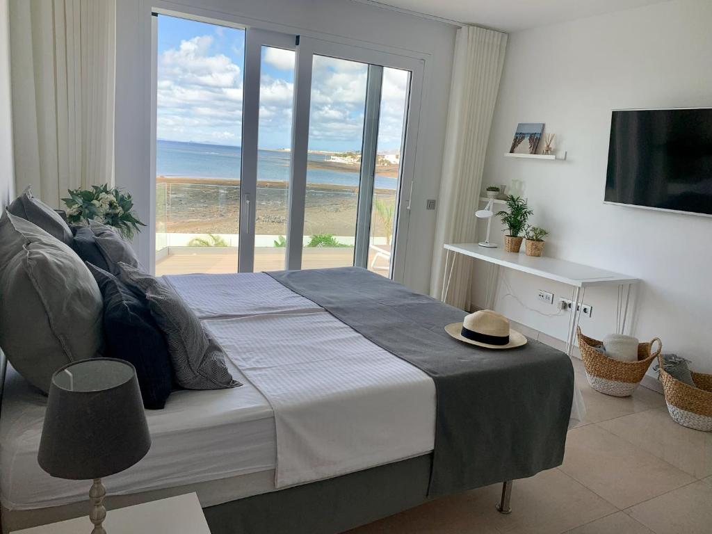 A bed or beds in a room at Villa del Mar Lanzarote - Luxury Beachhouse