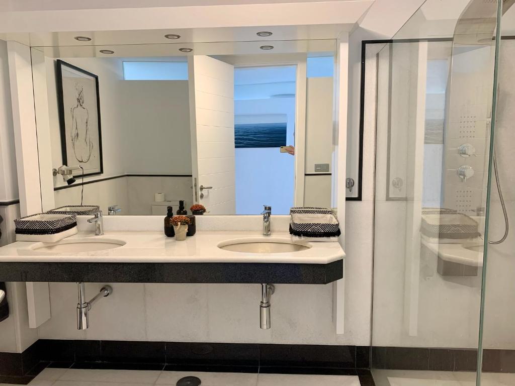 A bathroom at Villa del Mar Lanzarote - Luxury Beachhouse