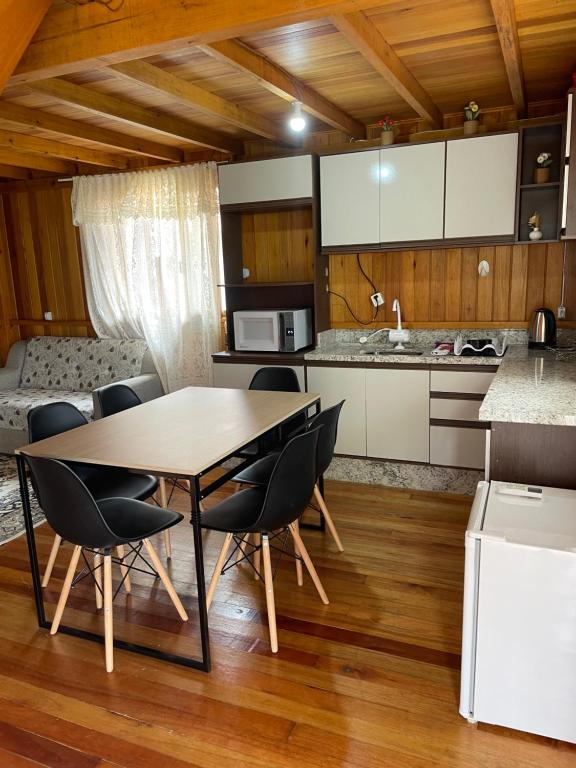 cocina con mesa y sillas en una habitación en Pousada Boa Vista, en Urubici
